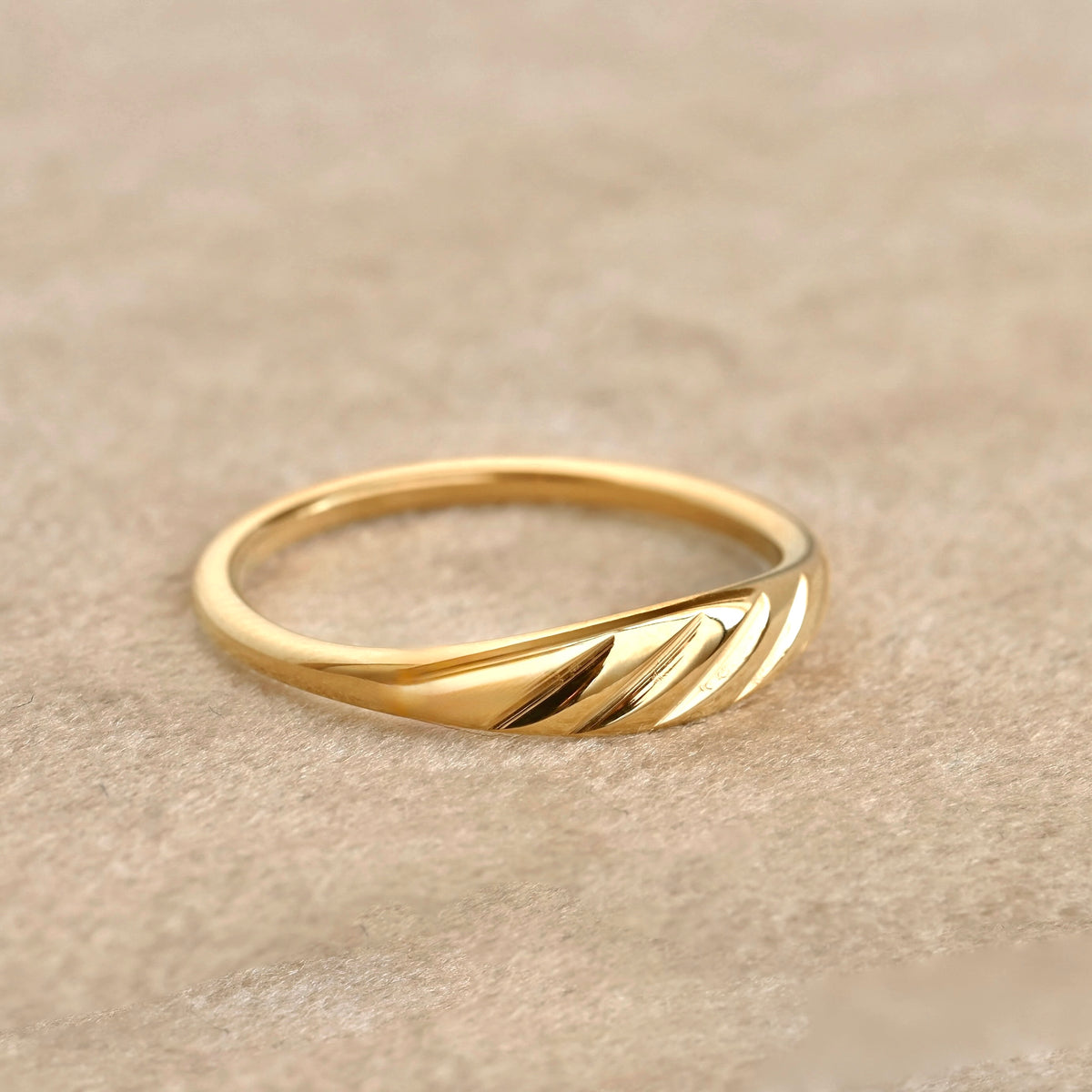 Bagues Sceau Texturées - Dôme Croissant et Motif Rayé en Or PVD 18 carats