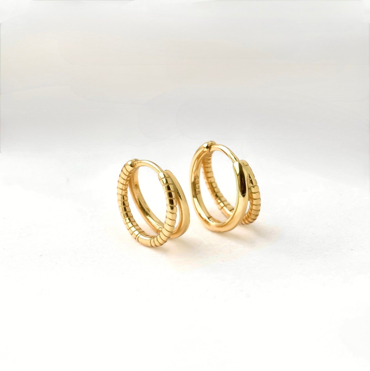 Boucles d'oreilles créoles superposées Huggie - Argent sterling 925 - Plaqué or 18 carats