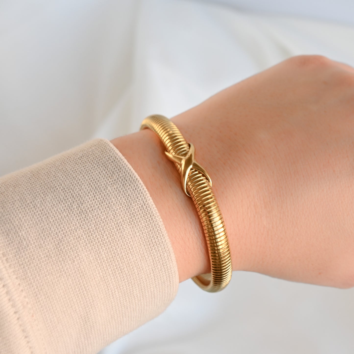 Thin Tubogas Knot Bracelet