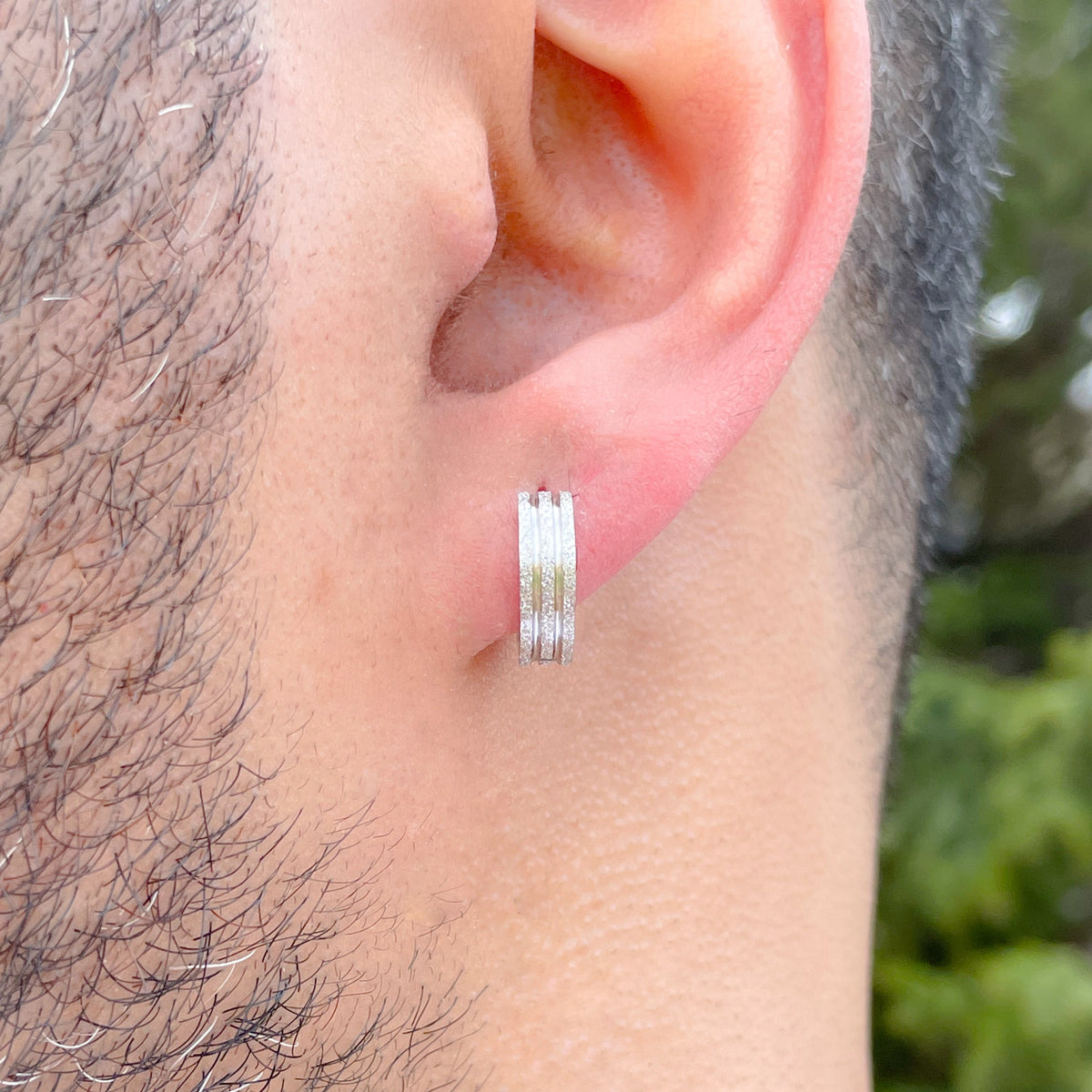 Petites boucles d'oreilles huggie audacieuses pour homme - Acier inoxydable