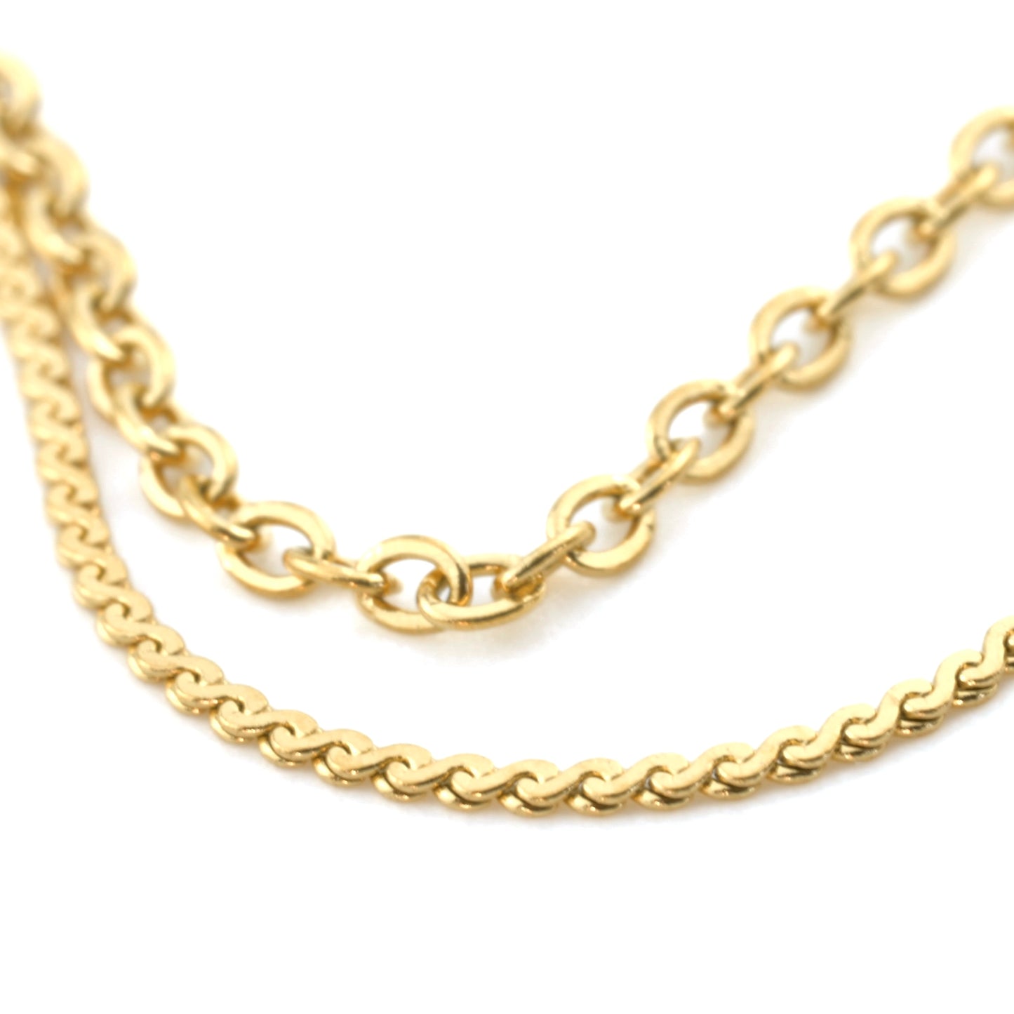 Close-up view of the gold anklet's two different type of chains