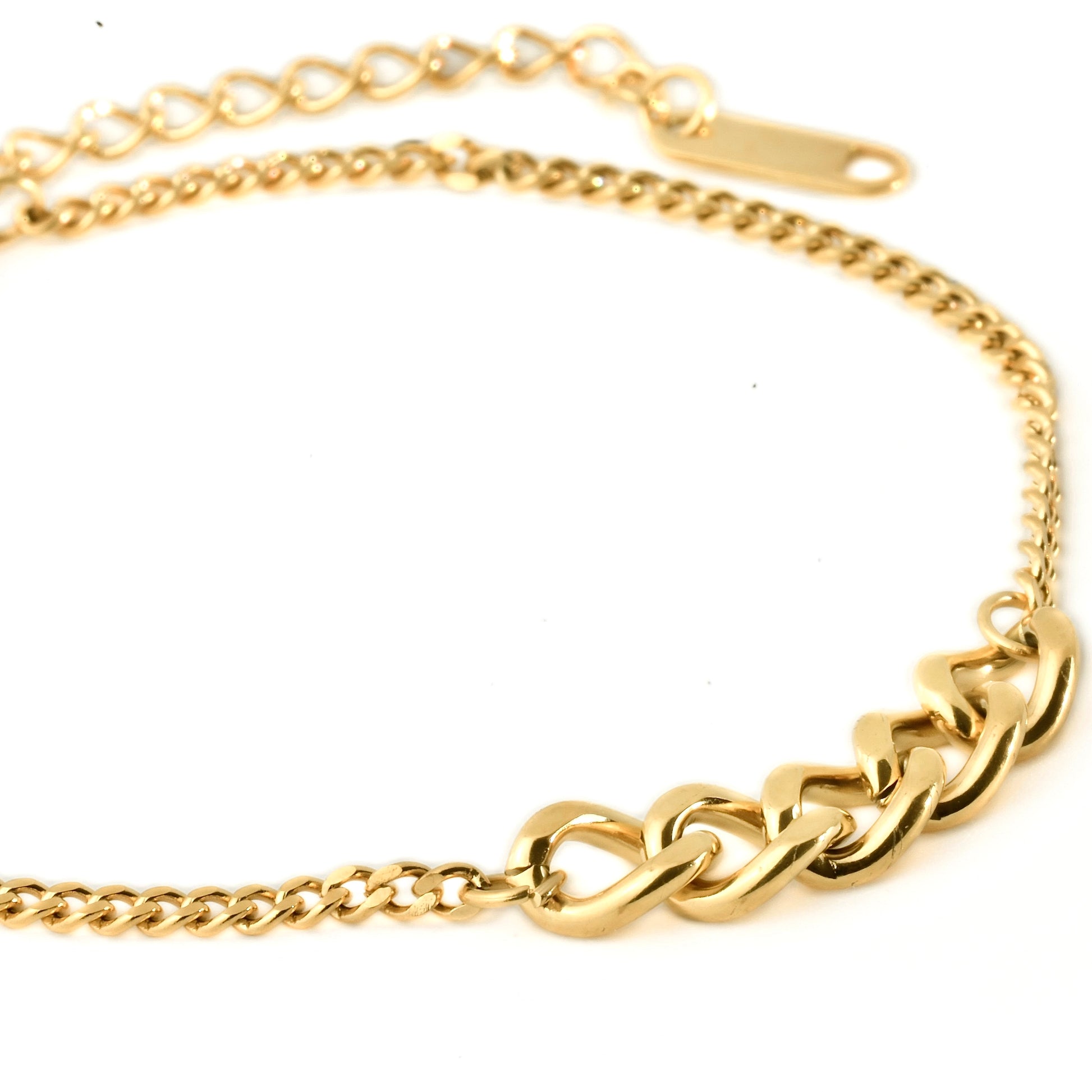 Close up view of 5mm curb chain centered along a 3mm chain bracelet