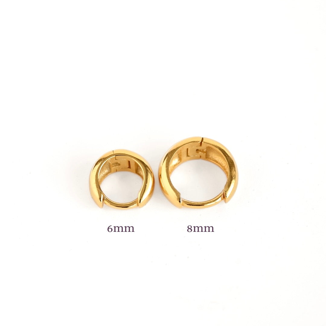 Top view of two gold huggie earrings with size labels '6mm' and '8mm' on a white background.