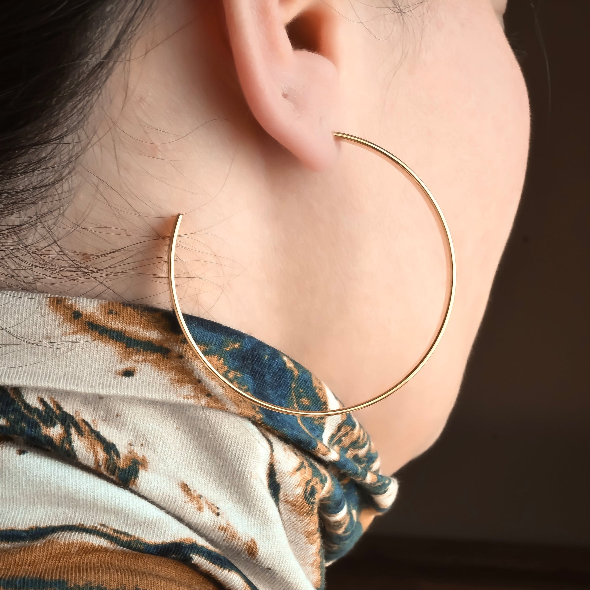 Side view of Gold flat C hoops with thin thickness