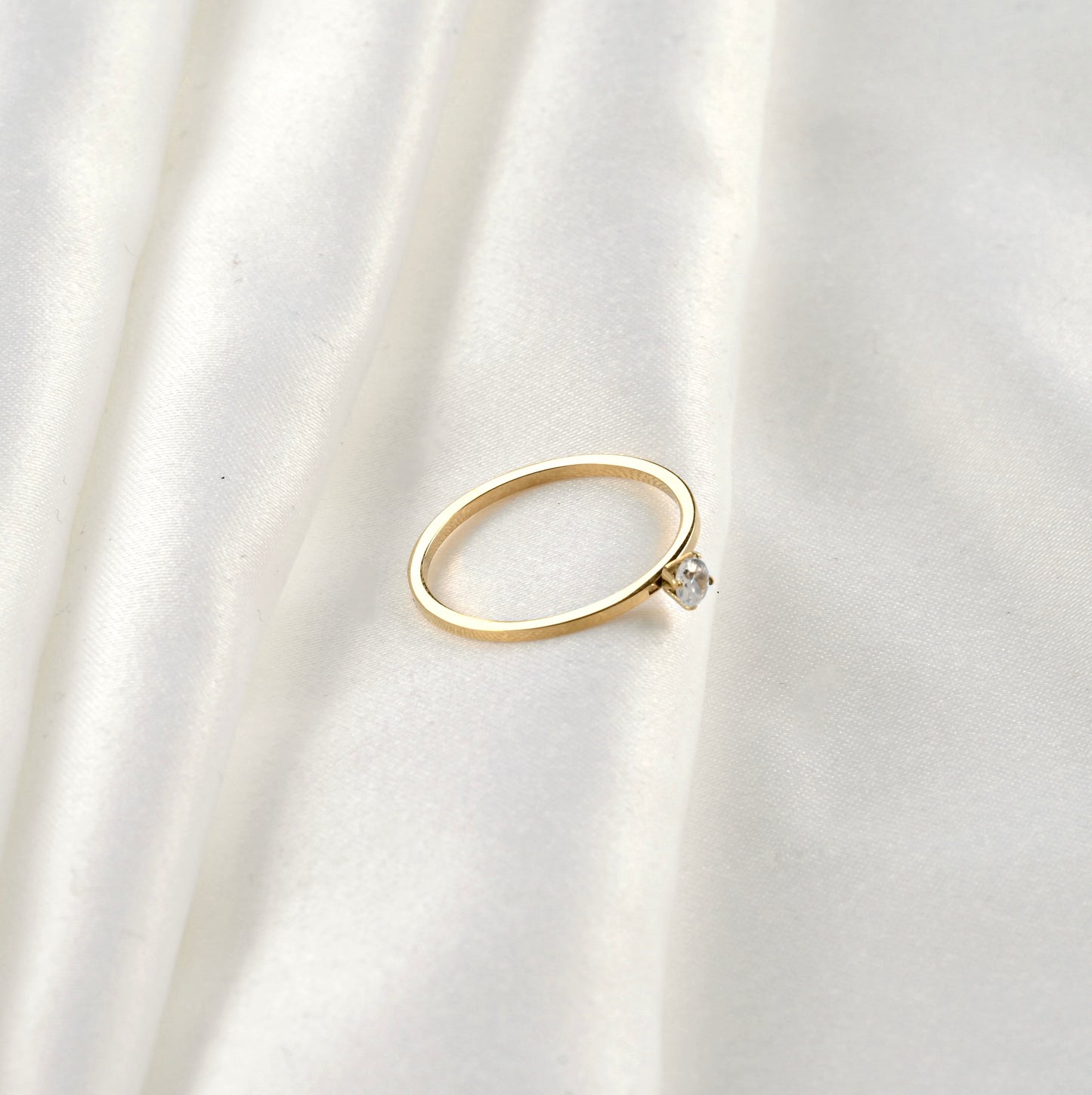 Wide angle top view with the flat top side of the ring reflecting light