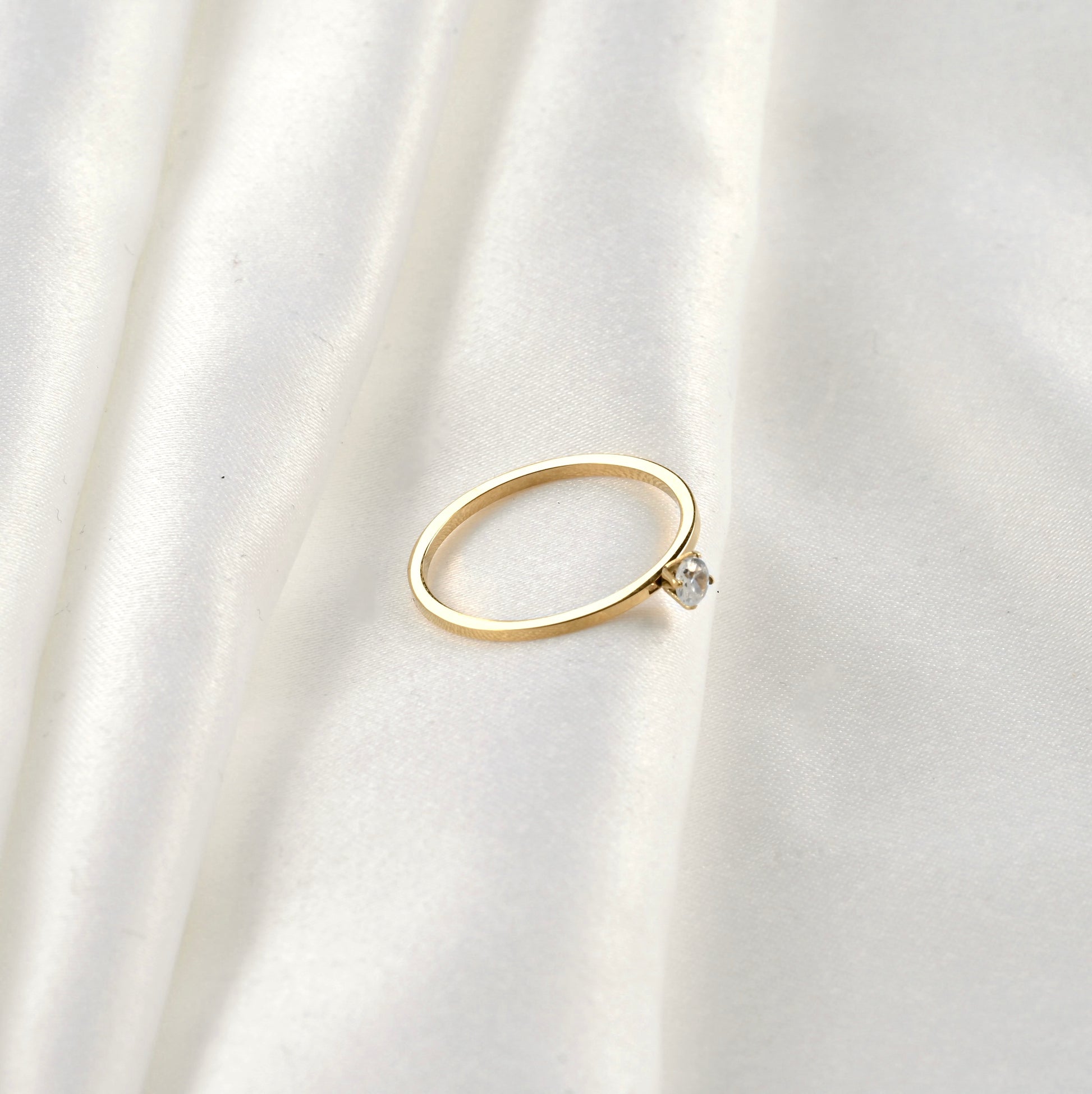 Wide angle top view with the flat top side of the ring reflecting light