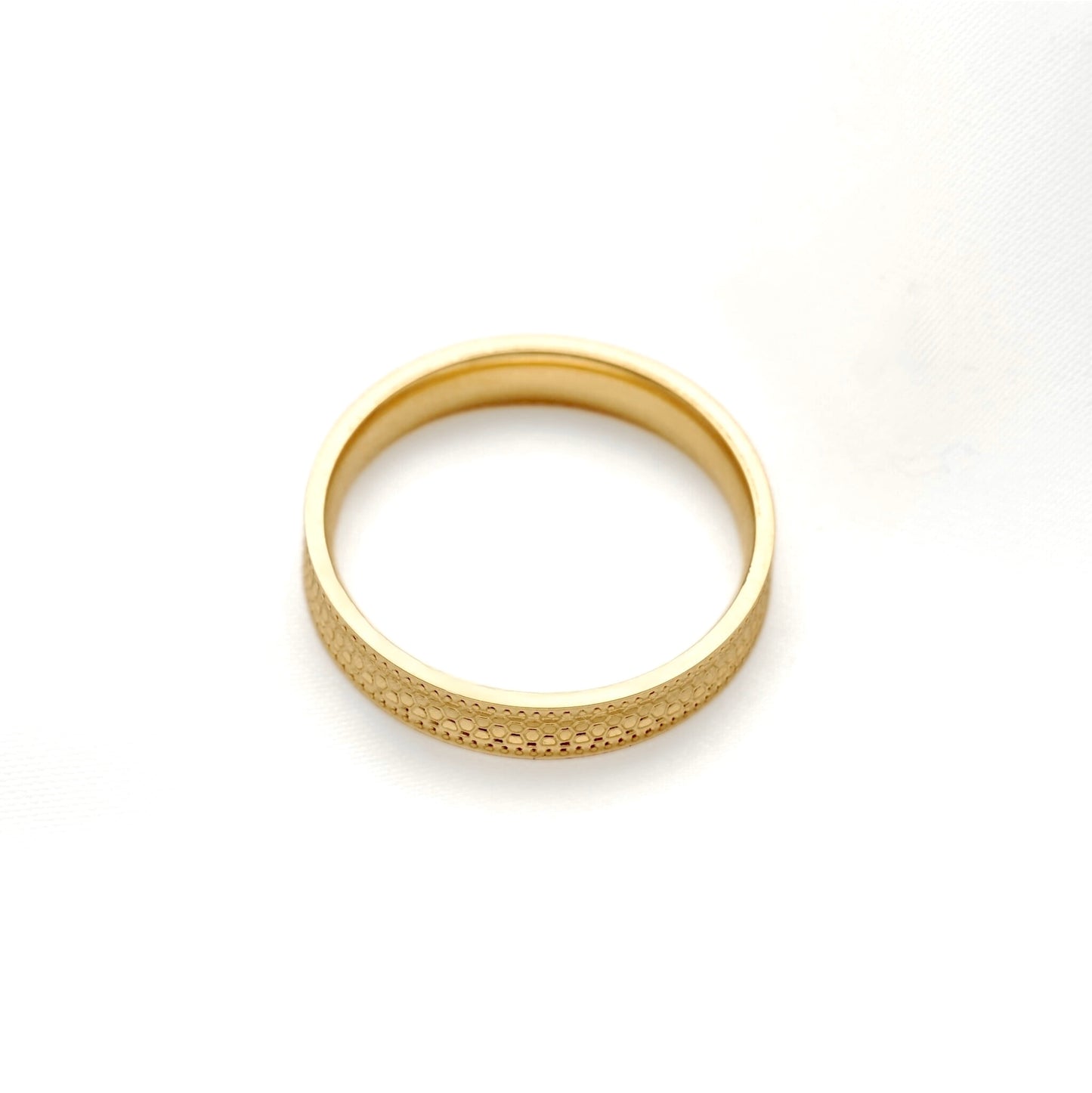Wide gold wing with a concave design with a snake skin interior and milgrains