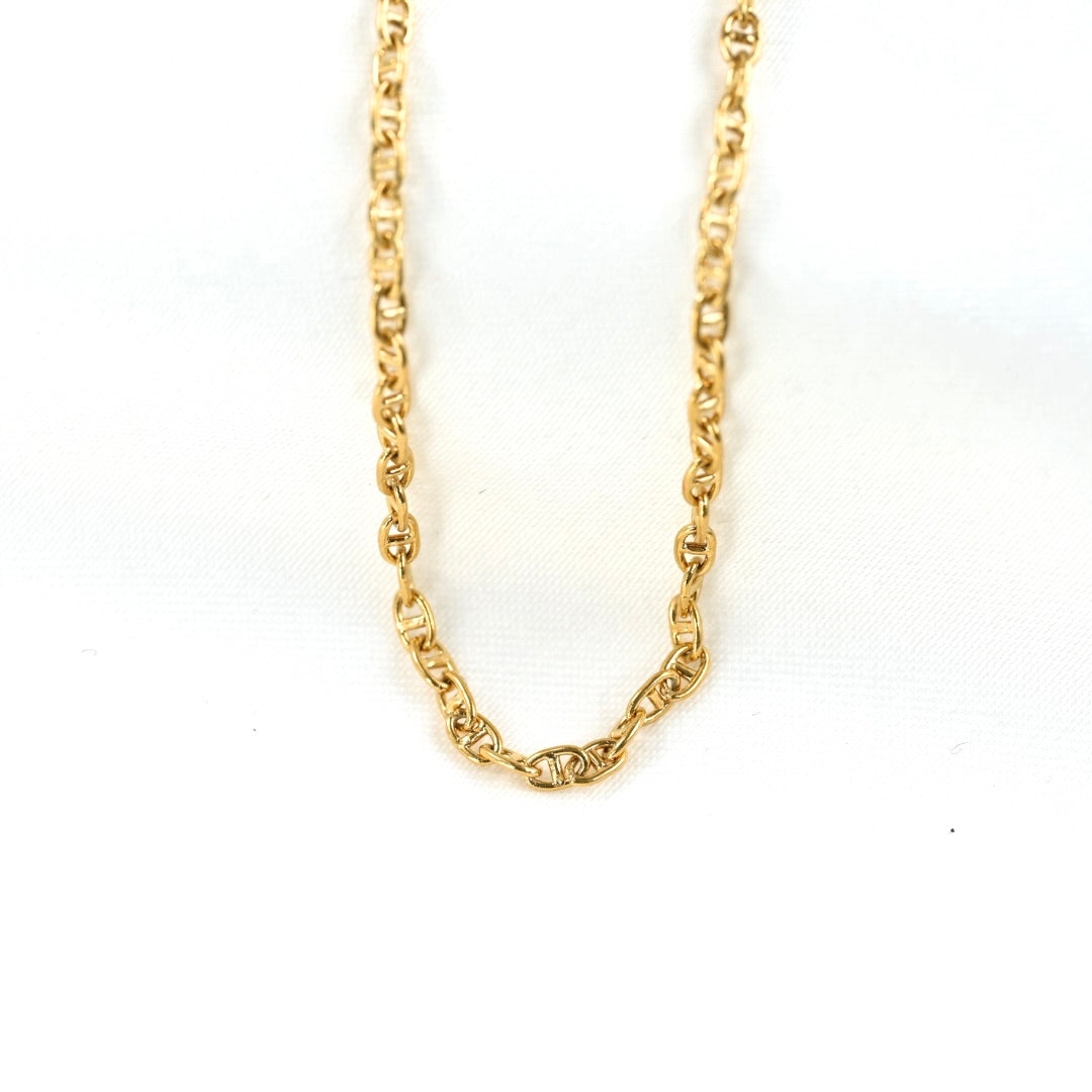 A gold mariner chain with  oval link design, displayed on a clean white background.