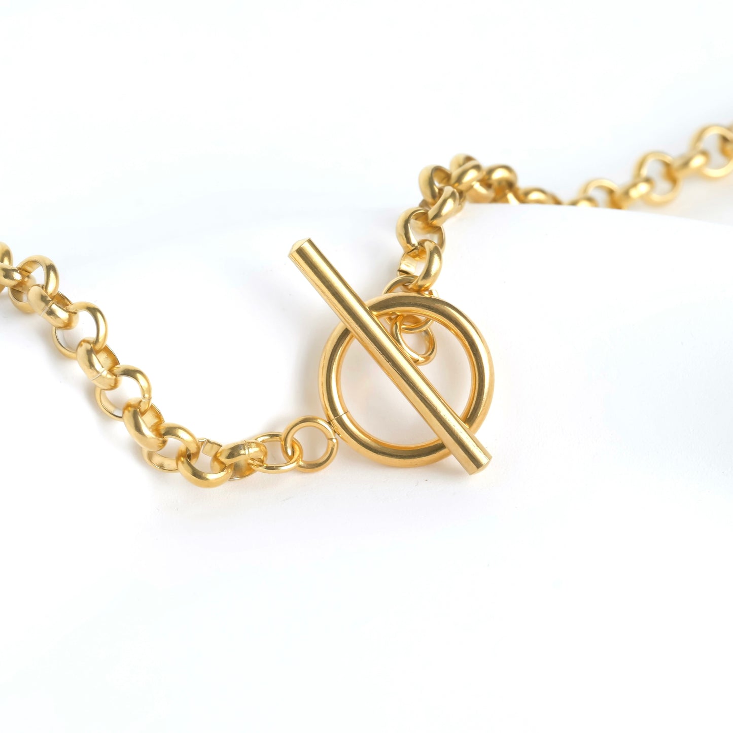 Toggle clasp gold  rolo chain on a white background