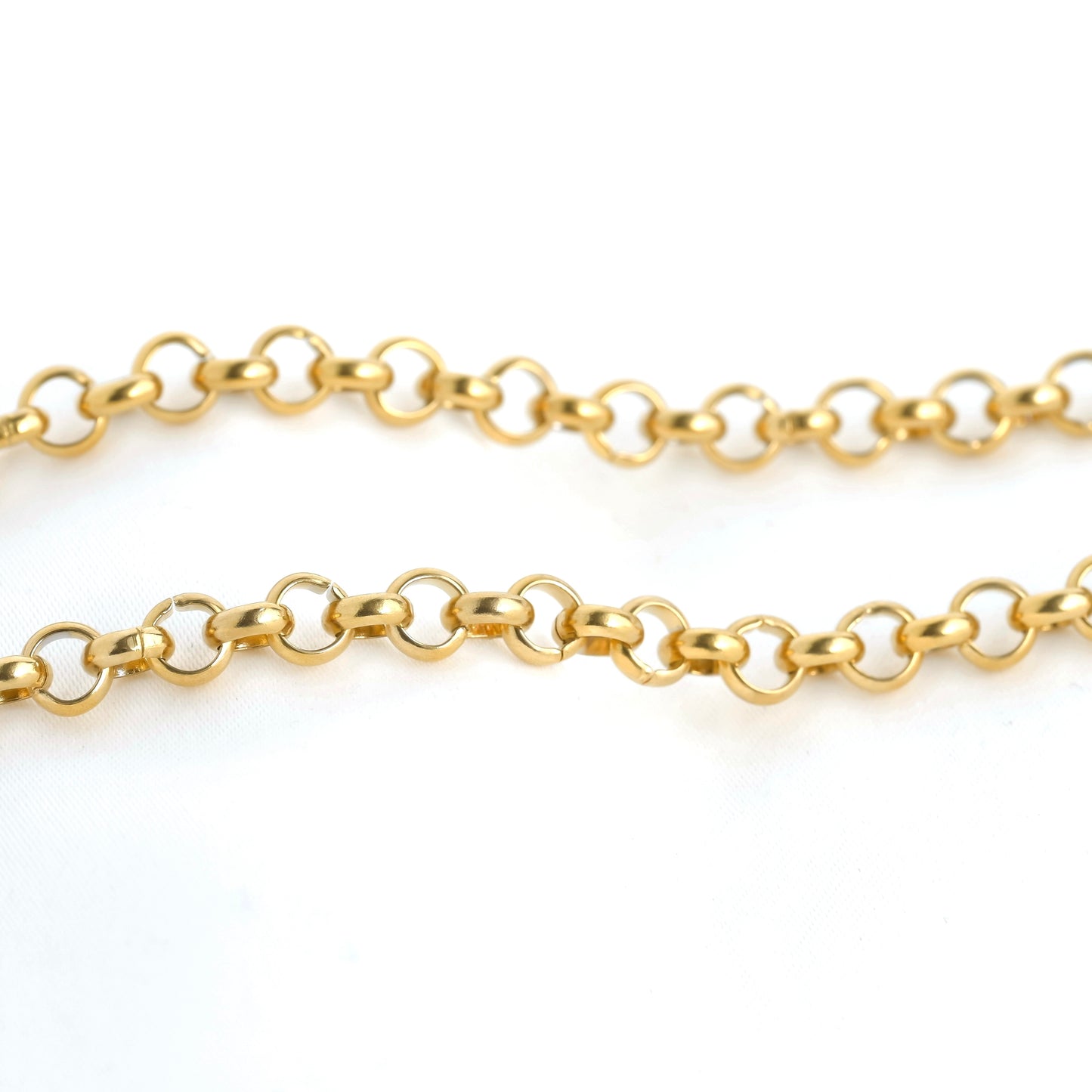 Close-up of thick rolo chain links