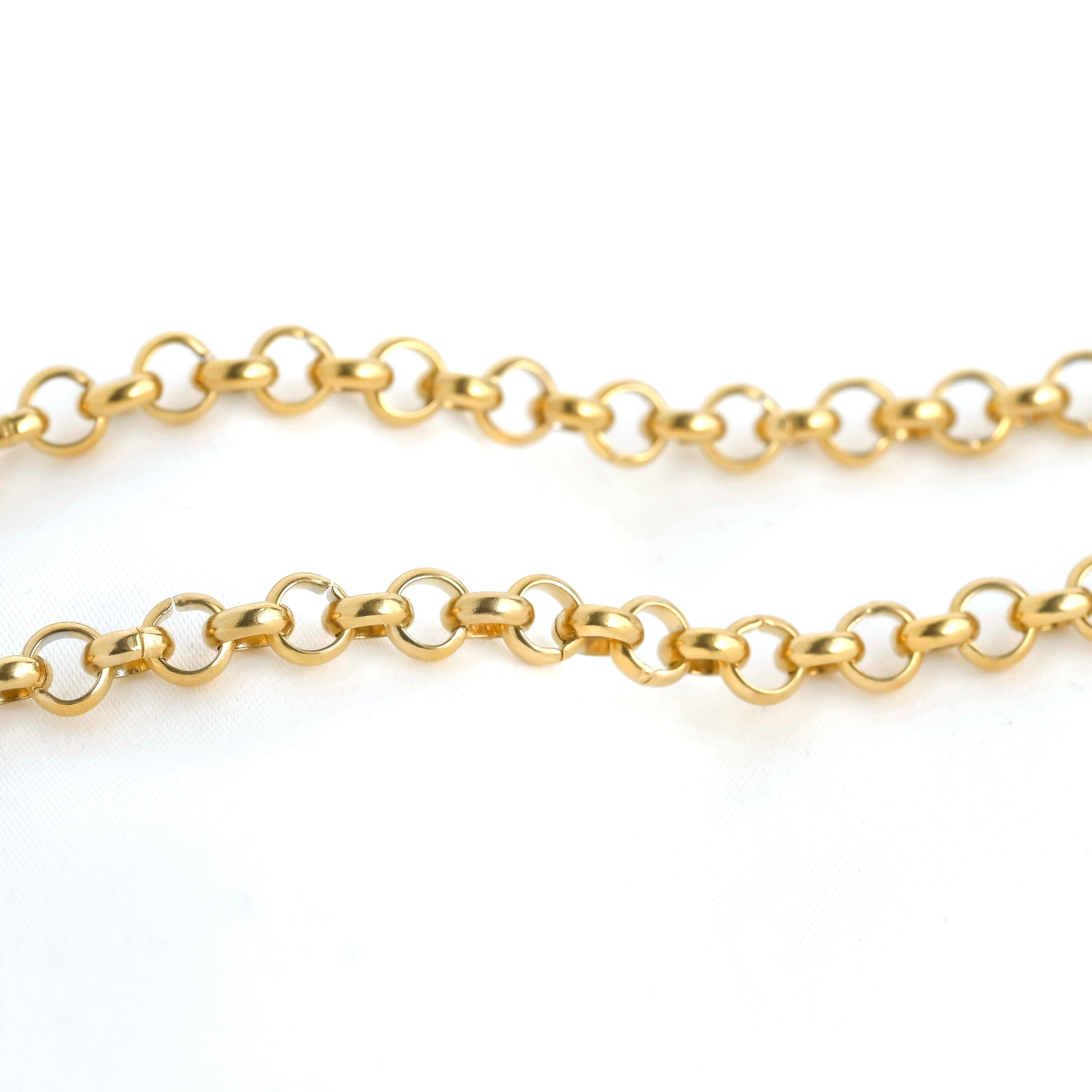 Close-up of thick rolo chain links