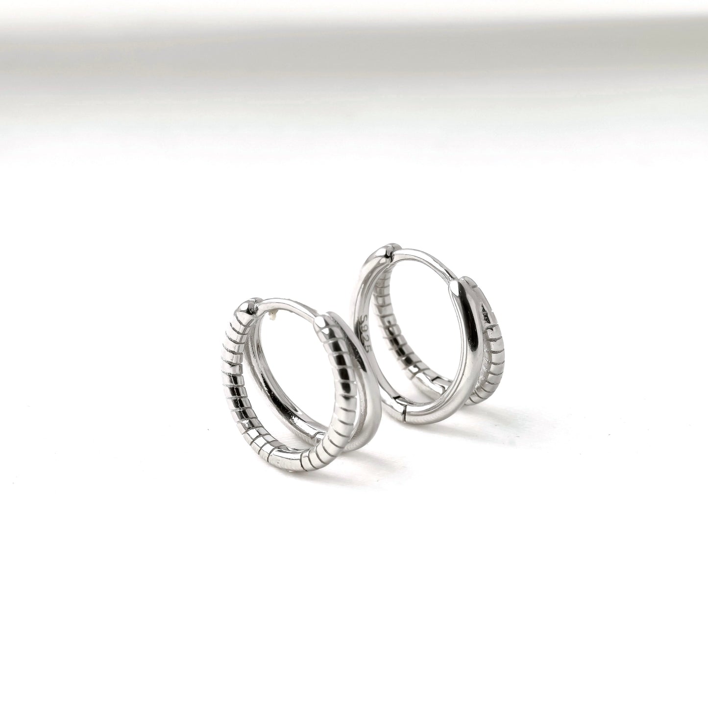 Boucles d'oreilles créoles superposées Huggie - Argent sterling 925 - Plaqué or 18 carats