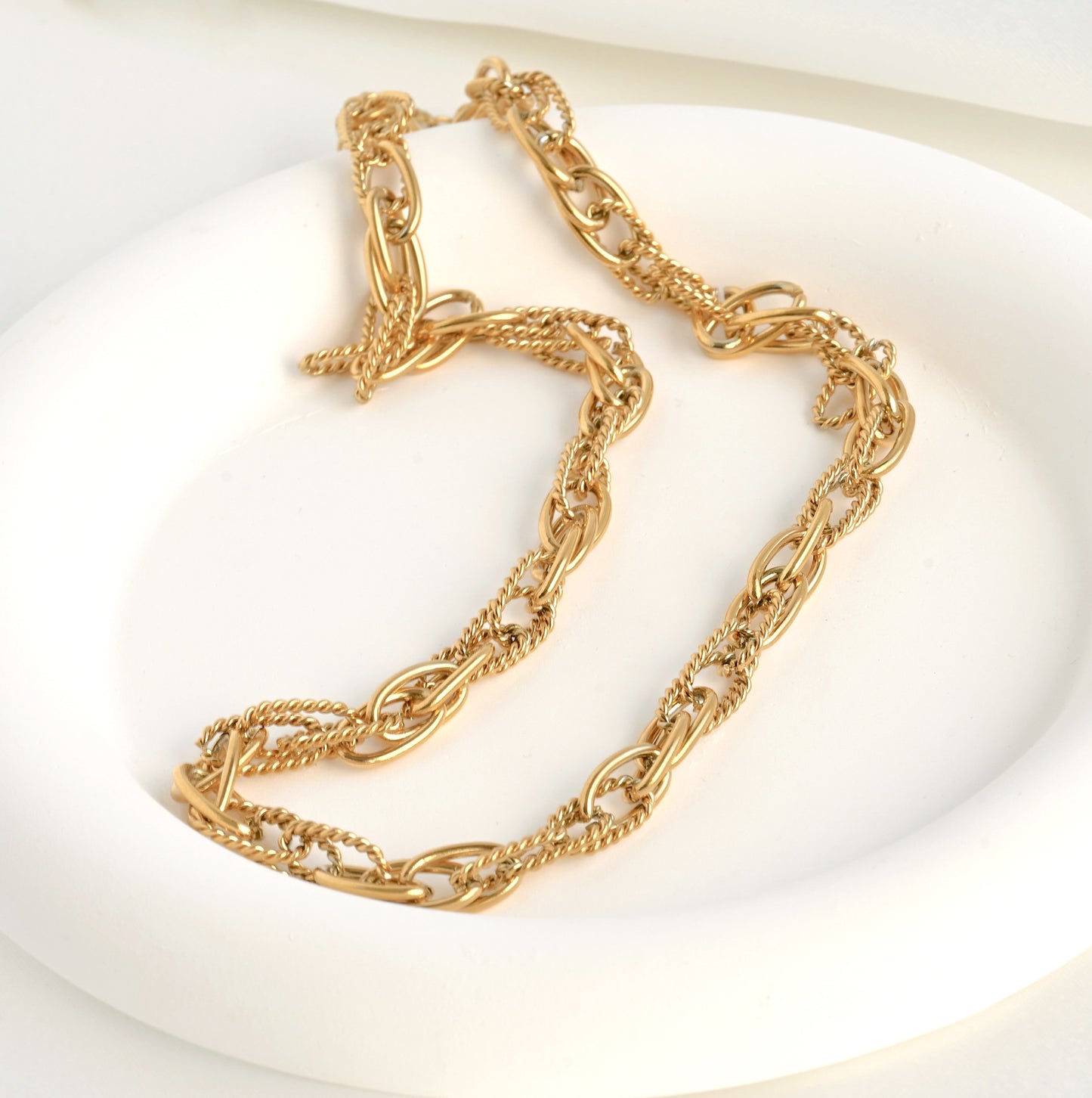 vntage style layered look thick chain in a white plate