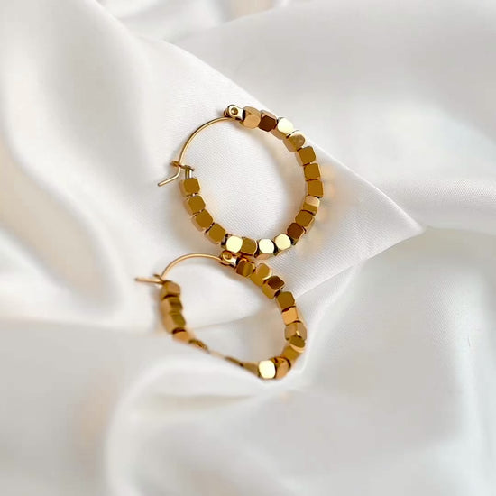 Video showing the beads catching light as the reflector above moves.